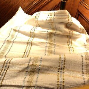 Lush.....TABLE CLOTH .......Silver / Gold Threads Through Out